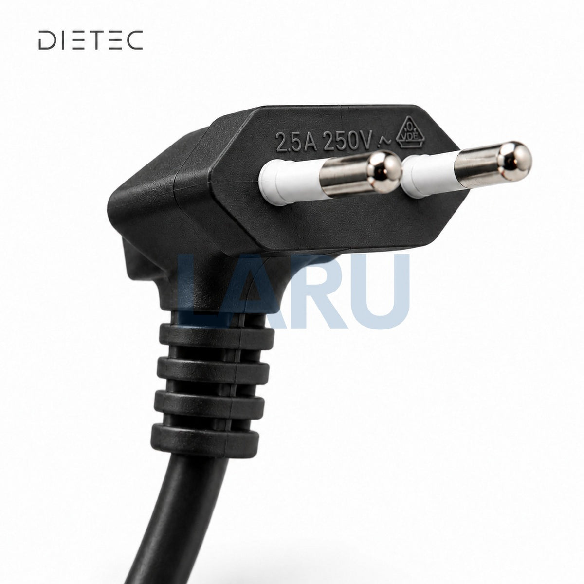 Detalle del enchufe de 2 pines DIETEC negro con grabado 2.5A 250V