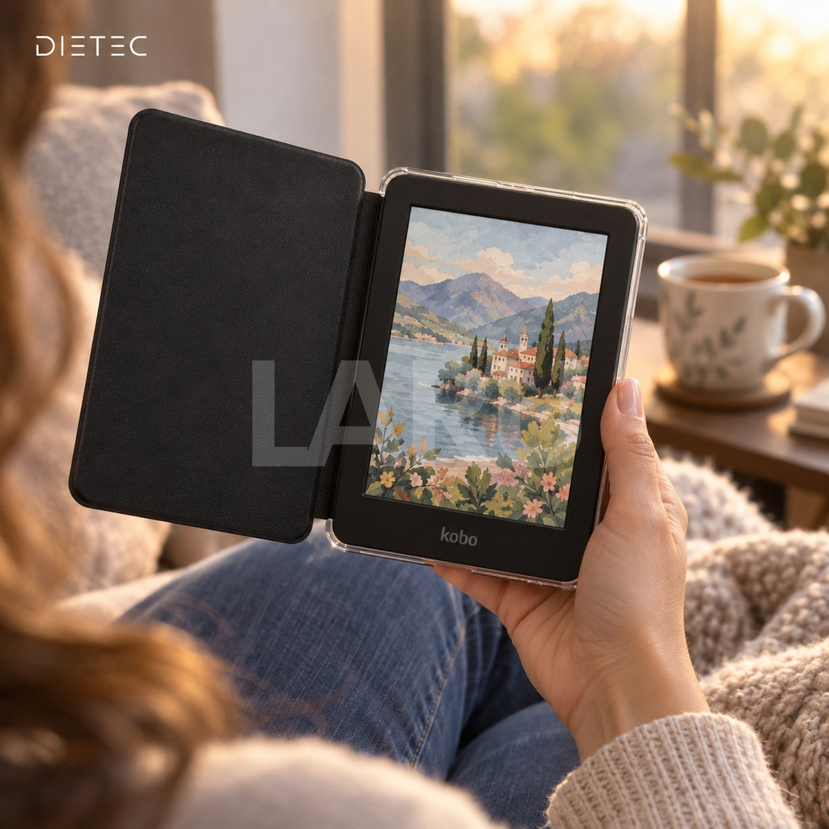 Kobo Clara Colour en funda DIETEC negro leyendo en un sillón