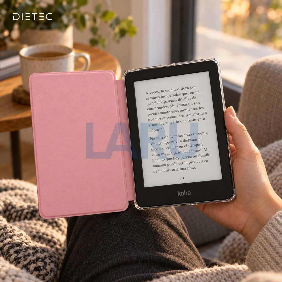 Kobo Clara BW en funda DIETEC rosa leyendo en un sillón