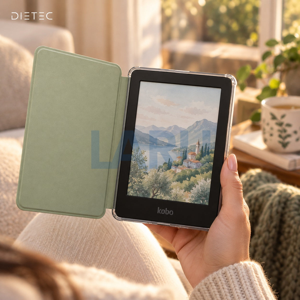 Kobo Clara Colour en funda DIETEC verde matcha leyendo en un sillón