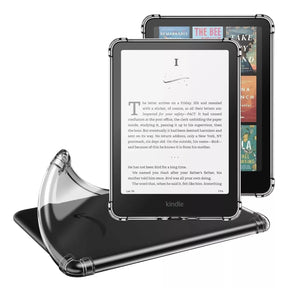 Se muestra una Funda Laru Transparente + Mica para Kindle Paperwhite 2024 (12va Gen 7") de frente con un libro abierto, y de atrás resaltando su protección flexible a prueba de golpes y otra pantalla Kindle con cubiertas de libro.