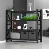 Estante metálico Laru Racks 200x60x200 cm con acuario, plantas y objetos decorativos en una sala; color negro, resistencia 1200 kg