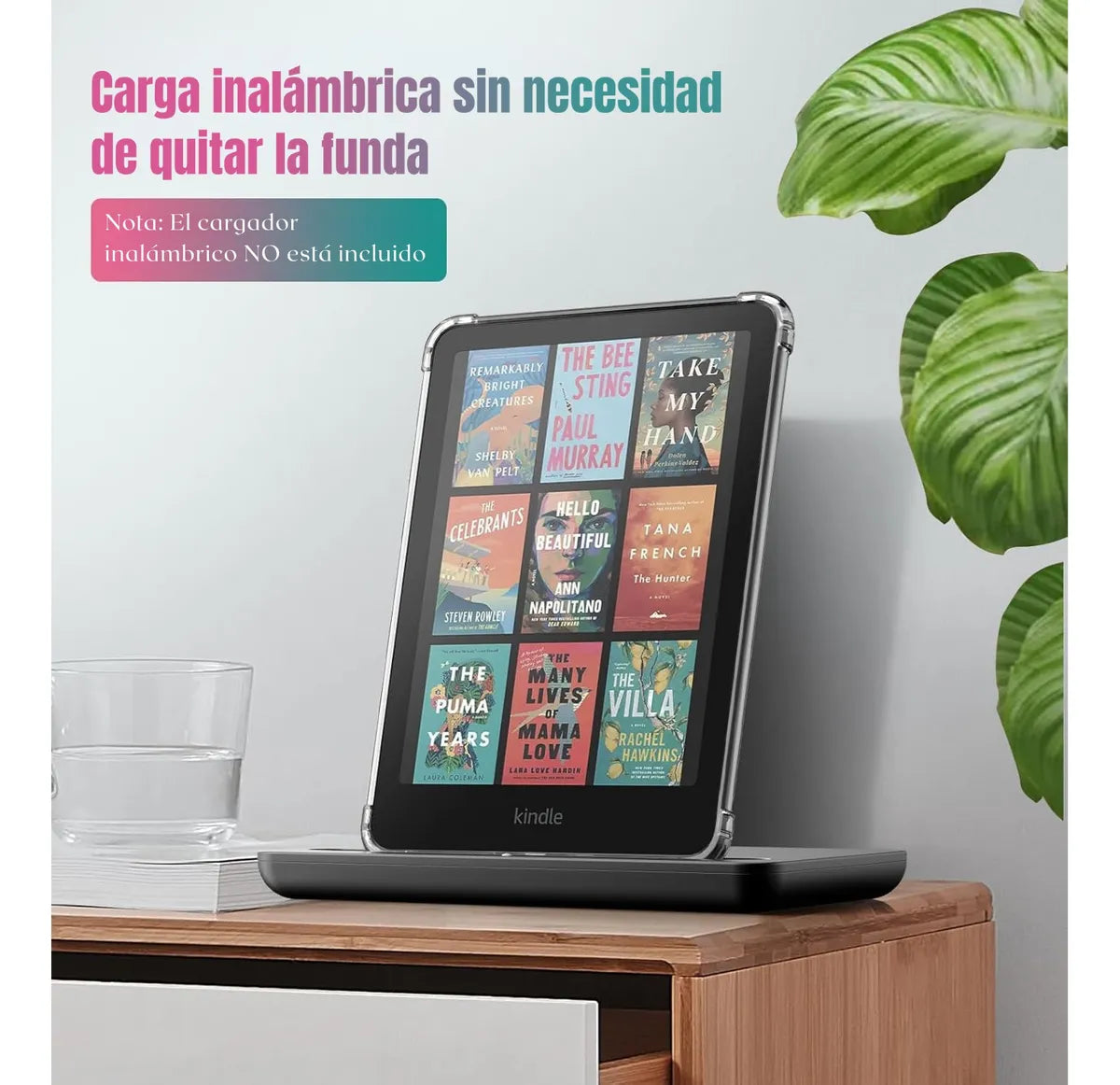 El Kindle 2024 11va Gen de 6" con funda transparente DIETEC y mica se muestra en un soporte de carga inalámbrica, junto a un vaso de agua y una planta. Texto: Carga sin quitar la funda transparente protectora.