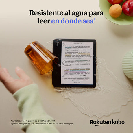 El eReader Kobo Libra Color Negro de 32 GB de Kobo, con pantalla a color, muestra texto en español sobre su resistencia al agua. Una taza naranja derrama agua cerca del dispositivo cuando una mano se extiende; el logotipo de Kobo es visible.