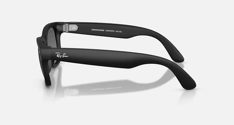 Detalle de cámara ultra gran angular 12 megapíxeles y micrófono en lentes Ray-Ban Meta Gen 2 negro mate