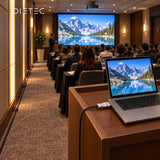Cable HDMI de fibra óptica DIETEC conectado a un notebook en un auditorio con proyector