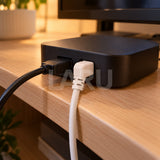 Cable de poder tipo 8 blanco enchufado atrás del equipo