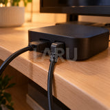 Cable de poder tipo 8 negro enchufado atrás del equipo