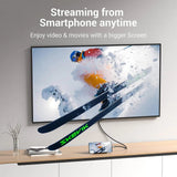 Celular con USB-C conectado al televisor mediante el cable USB-C a HDMI Vention para ver video en pantalla grande