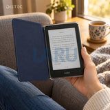 Kobo Clara BW en funda DIETEC azul marino leyendo en un sillón