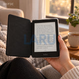 Kobo Clara BW en funda DIETEC negro leyendo en un sillón