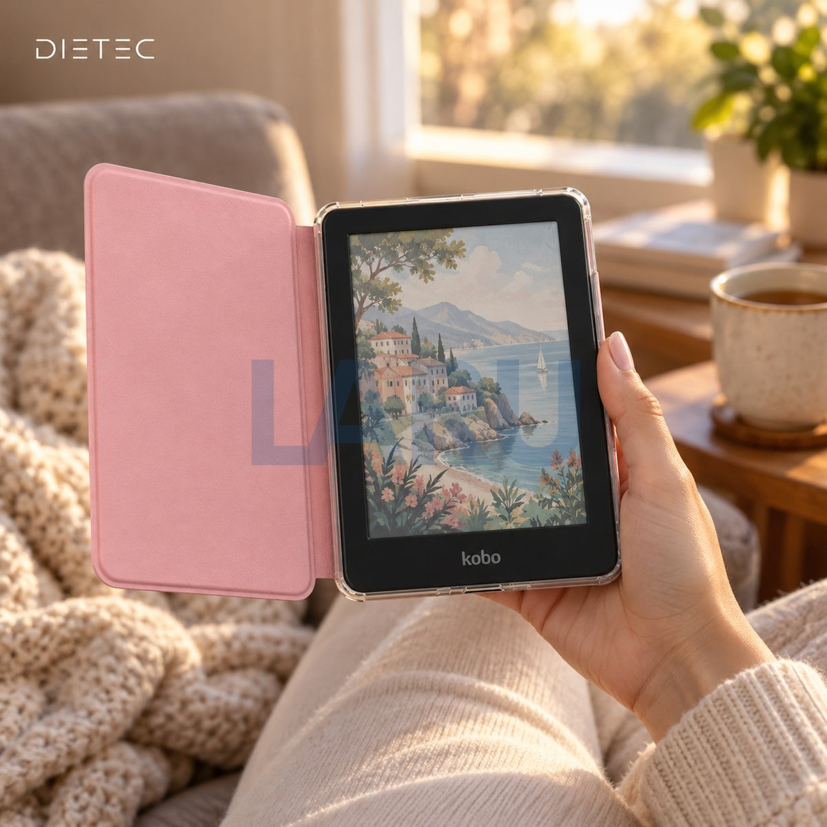 Kobo Clara Colour en funda DIETEC rosa leyendo en un sillón