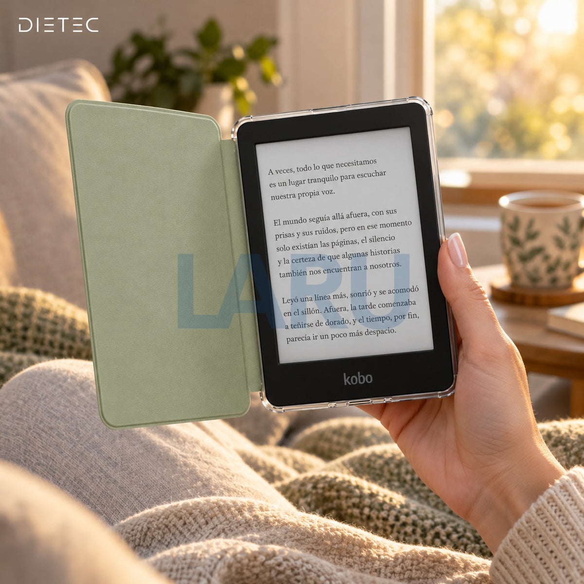 Kobo Clara BW en funda DIETEC verde matcha leyendo en un sillón