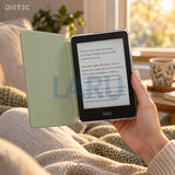 Kobo Clara BW en funda DIETEC verde matcha leyendo en un sillón