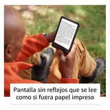 Persona usando Kindle pantalla sin reflejos lectura cómoda outdoor