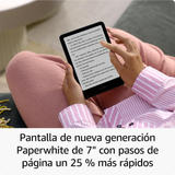 Persona sosteniendo Kindle Paperwhite con funda rosa, leyendo un libro en la pantalla