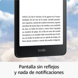 Kindle Paperwhite con pantalla sin reflejos mostrando contenido de libro contra fondo de cielo y nubes