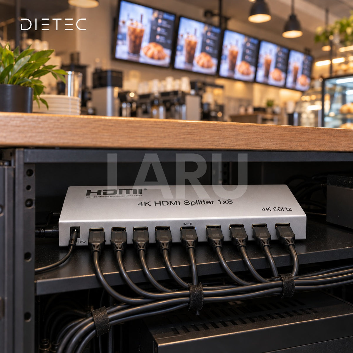 Splitter HDMI 1x8 DIETEC instalado en mueble de equipos con 8 cables HDMI