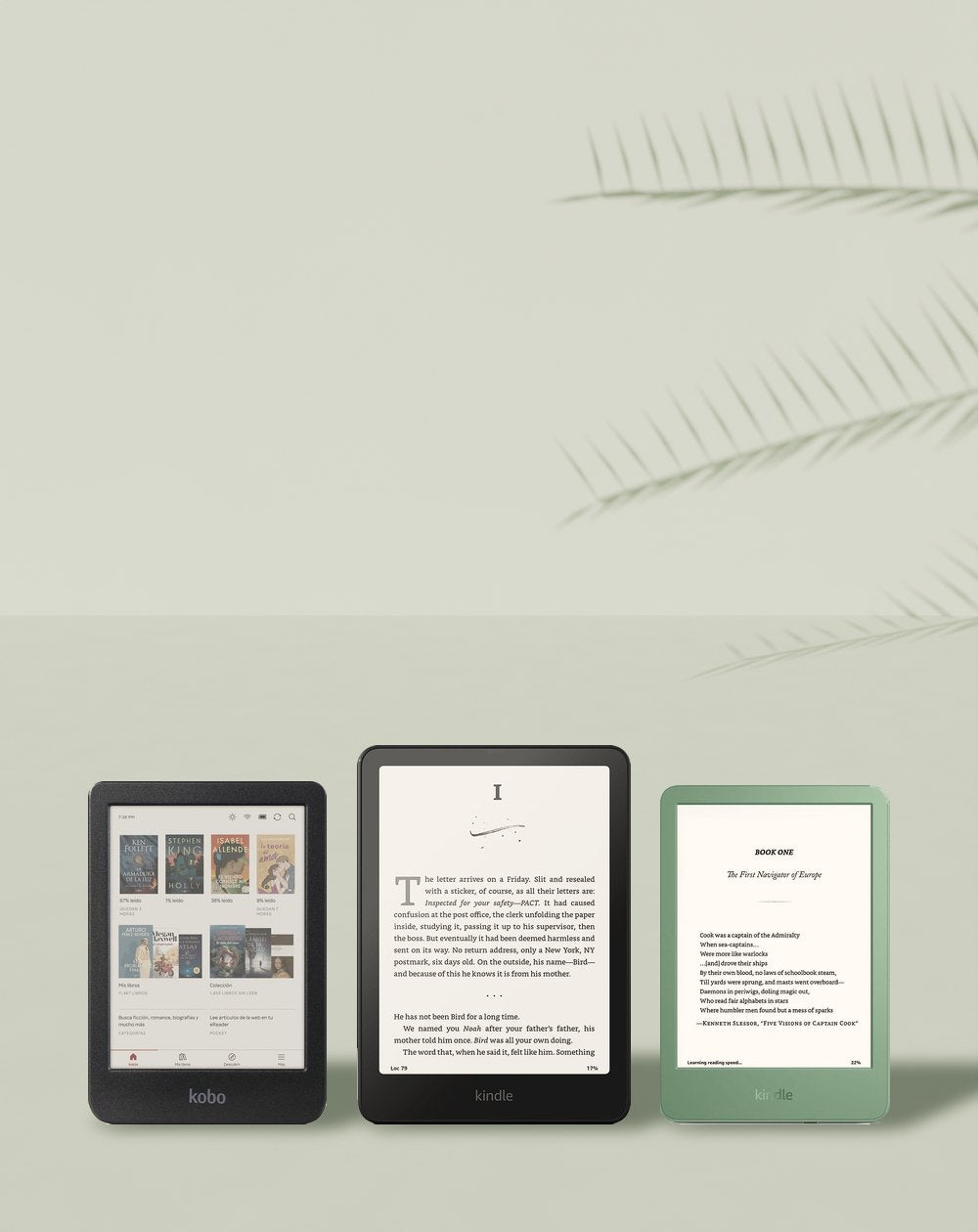 Kobo Clara Colour, Kindle Paperwhite y Kindle Matcha sobre una mesa